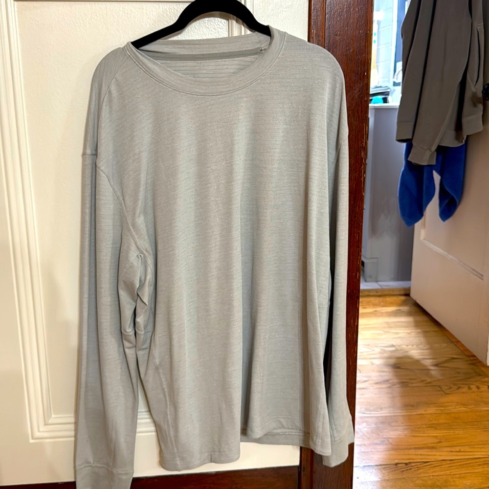 Men’s lululemonn long sleeve workout t shirt